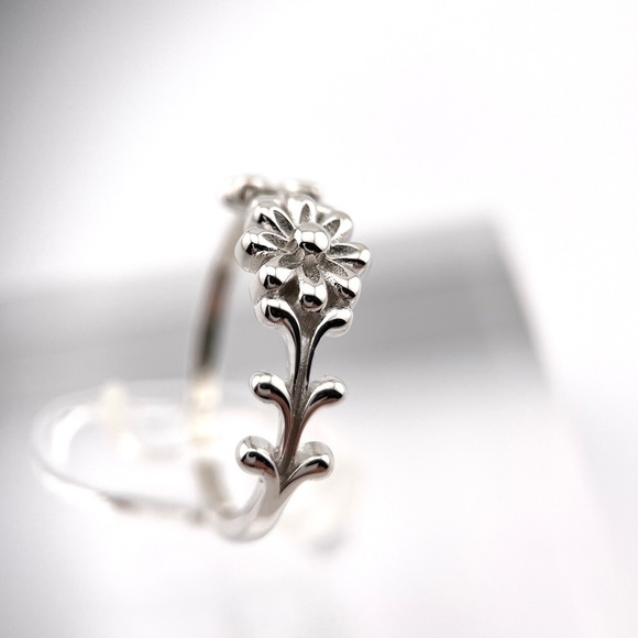 STERLING Silver Flower Ring - Picture 4 of 4